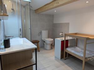 Maisons de vacances Gite avec piscine chauffee, jardin clos et WiFi a Baignes - FR-1-653-264 : photos des chambres