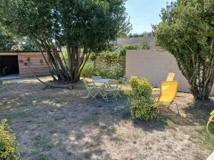 Maisons de vacances Gite avec piscine chauffee, jardin clos et WiFi a Baignes - FR-1-653-264 : photos des chambres