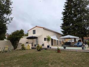 Maisons de vacances Gite avec piscine chauffee, jardin clos et WiFi a Baignes - FR-1-653-264 : photos des chambres