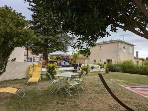 Maisons de vacances Gite avec piscine chauffee, jardin clos et WiFi a Baignes - FR-1-653-264 : photos des chambres