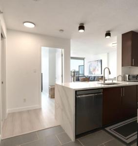 Luxary Condo Downtown Vancouver with free parking