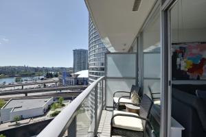 Luxary Condo Downtown Vancouver with free parking