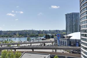 Luxary Condo Downtown Vancouver with free parking