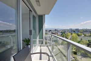Luxary Condo Downtown Vancouver with free parking