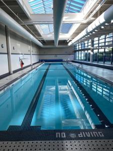 Luxary Condo Downtown Vancouver with free parking