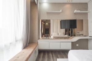 Minimalist and Cozy Studio at Ambassade Kuningan Apartment By Travelio