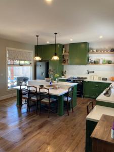 Peninsula Green Cottage for 16guests