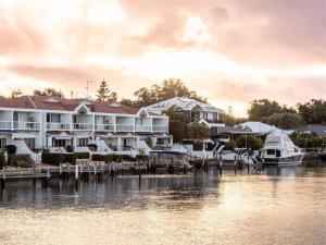 Canal Villa & Jetty- Convenient, Central Location