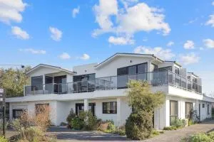 Moonlight Bay Accommodation - Surf Beach