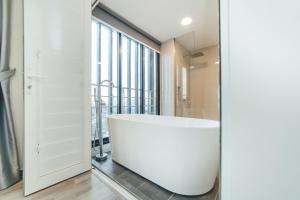 Mosaic Fresh Living 3BR Midvalley w Bthtub by Our Stay