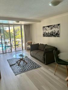 Broadbeach - Shop, Dine & Unwind