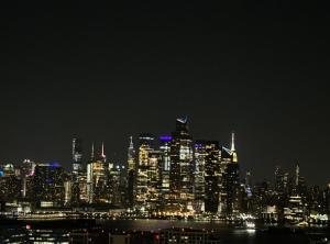 Sunny Apt by the park Mins away from midtown New York