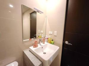 Cosy Suite Uptown Parksuites with Balcony Ultra fast wifi 250mbps