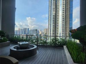 Cosy Suite Uptown Parksuites with Balcony Ultra fast wifi 250mbps