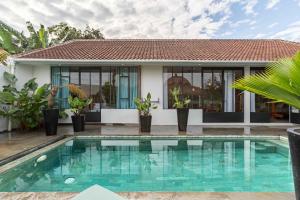 Villa Ruku-Ruku - Modern 1BR Villa with AC Living Room & Private Pool - French Style Interior