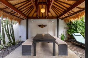 Villa Ruku-Ruku - Modern 1BR Villa with AC Living Room & Private Pool - French Style Interior