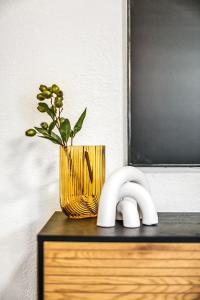 Large 3 Bed Art Deco Apartment in Camberwell