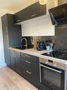 Appartements La Duche - Appartement neuf central, calme, vue sur les toits de Cherbourg et Parking, intendance Luxury Host : photos des chambres