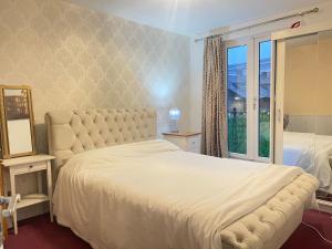 Room with Kitchen in Central London