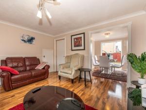 4 Bed House in Greater London Parking - Pass the Keys