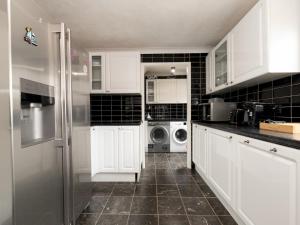 4 Bed House in Greater London Parking - Pass the Keys