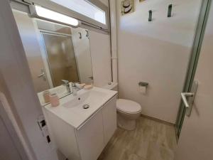 Appartement rénové 2024, face à la mer, parking privé, terrasse, idéal famille! - FR-1-326-620