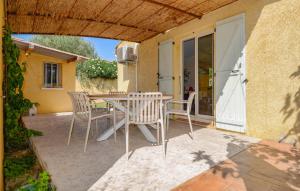Maisons de vacances Awesome Home In Marguerittes With Wifi : photos des chambres