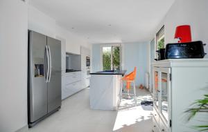 Maisons de vacances Awesome Home In Marguerittes With Wifi : photos des chambres