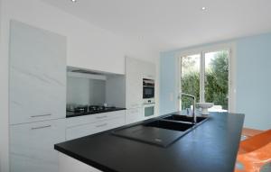 Maisons de vacances Awesome Home In Marguerittes With Wifi : photos des chambres