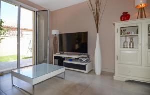 Maisons de vacances Awesome Home In Marguerittes With Wifi : photos des chambres