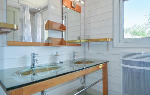 Maisons de vacances Awesome Home In Marguerittes With Wifi : photos des chambres