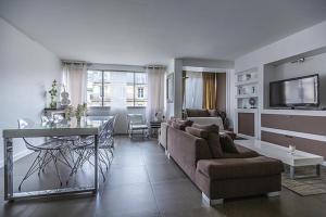 Victor Hugo Carrefour Pompe 16e proche Etoile et Tour Eiffel