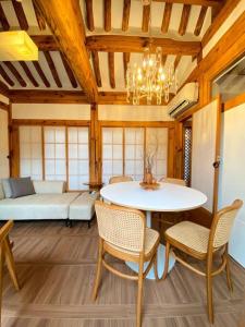 Hanok JAE l 4BR 2Bath l 9min from Anguk STN