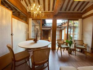 Hanok JAE l 4BR 2Bath l 9min from Anguk STN