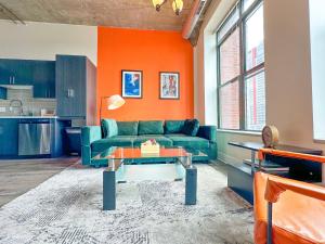 McCormick 2Br-2Ba family unit for up to 8 guests with Optional Parking & Gym access