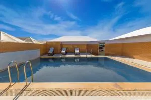 Royal Jaisalmer Resort with Swimming Pool - Kūri