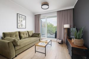 Stylowy Apartament z Dwiema Sypialniami Balkonem i Parkingiem by Noclegi Renters