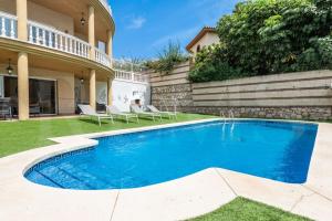 Grand villa with pool, BBQ & stunning view by REMS