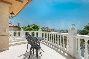 Grand villa with pool, BBQ & stunning view by REMS