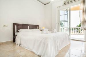 Grand villa with pool, BBQ & stunning view by REMS