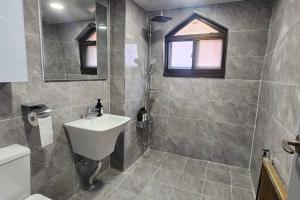 매일, Hongdae Art house