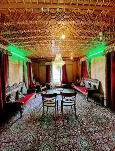 B HERITAGE LUXURY Houseboat and kashmir tour packages - Pahalgām