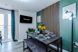 NEW! Stylish 2-Bed Apartment in Manchester by 53 Degrees Property, Great Location - Sleeps 6!