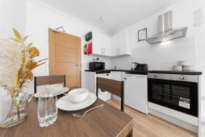 Modern, Cosy & Central Studio 1min from Train - The Kensal Suite - Mid-Long Term Stays