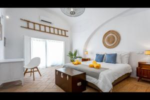 Stunning House With Rooftop and Pool by LovelyStay