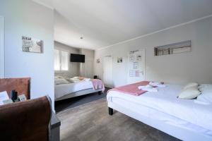 Hotels Hotel de La Beauronne : photos des chambres