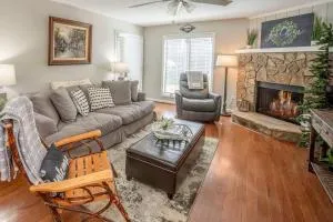 Brook Haven Condo - Downtown Blowing Rock Ground Floor Fully Stocked with 2 King Beds - 布洛英罗克山
