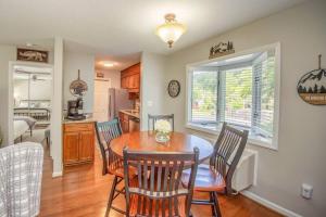 Brook Haven Condo - Downtown Blowing Rock Ground Floor Fully Stocked with 2 King Beds