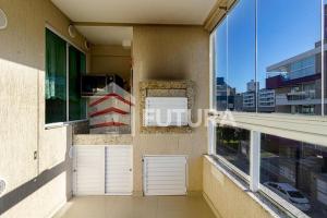 Belíssimo apartamento 02 dormitórios a poucos metros da praia de Bombas LA026E