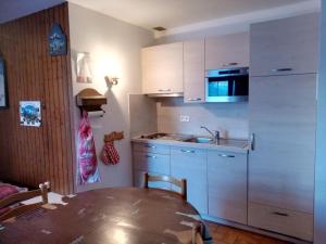 Appartements Studio cosy 4 pers. avec kitchenette equipee, parking, casier a skis, a 200m des pistes! - FR-1-733-75 : photos des chambres